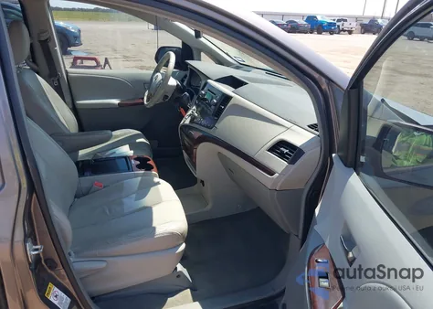 2011 Toyota Sienna Xle V6 z USA, uszkodzony, nr VIN 5TDYK3DCXBS143010
